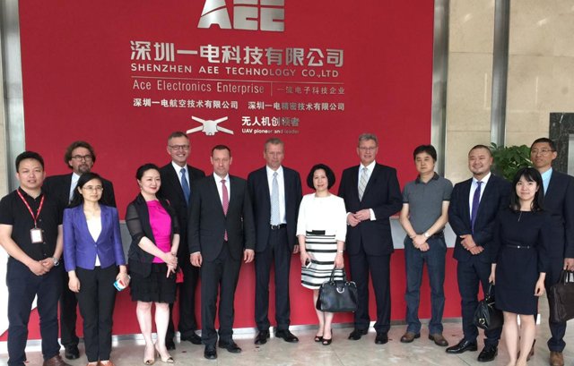 德國(guó)紐倫堡市長(cháng)代表團、寶安人大常委會(huì)副主任趙俊平一行莅臨AEE一電科技參觀訪問